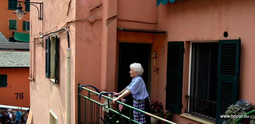 Vernazza - old lady